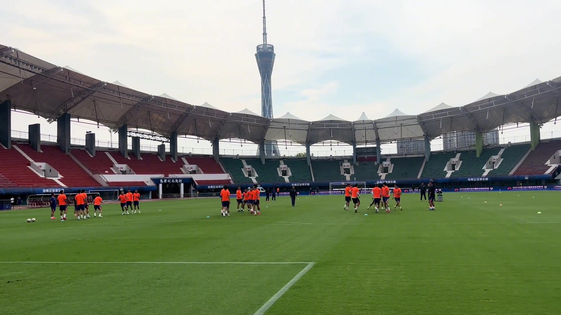 泰山隊賽前頭球接力訓(xùn)練看看誰失誤了