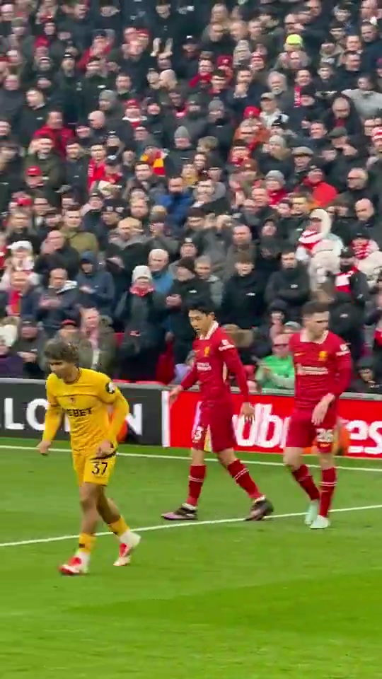 硬漢當(dāng)年遠(yuǎn)藤航強(qiáng)硬防守對(duì)方后安菲爾德響起熱烈掌聲