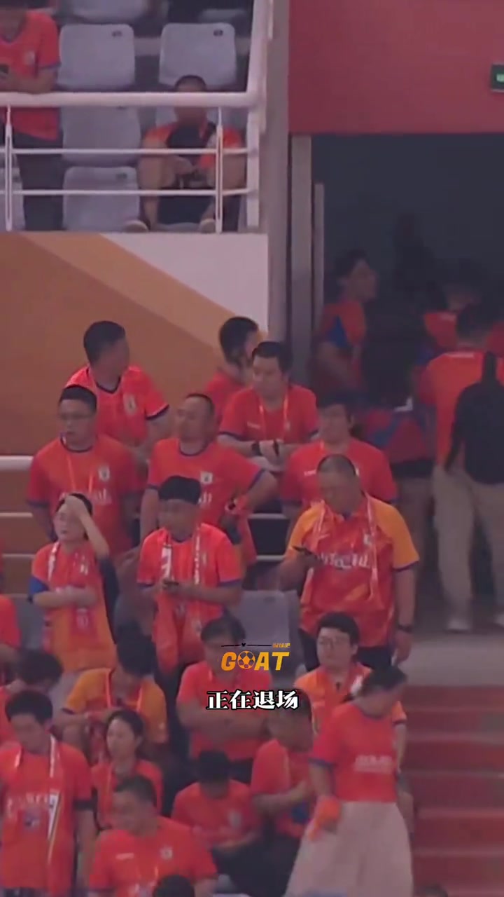 主場告負泰山球迷提前退場王大雷獨自離開崔康熙缺席發(fā)布會