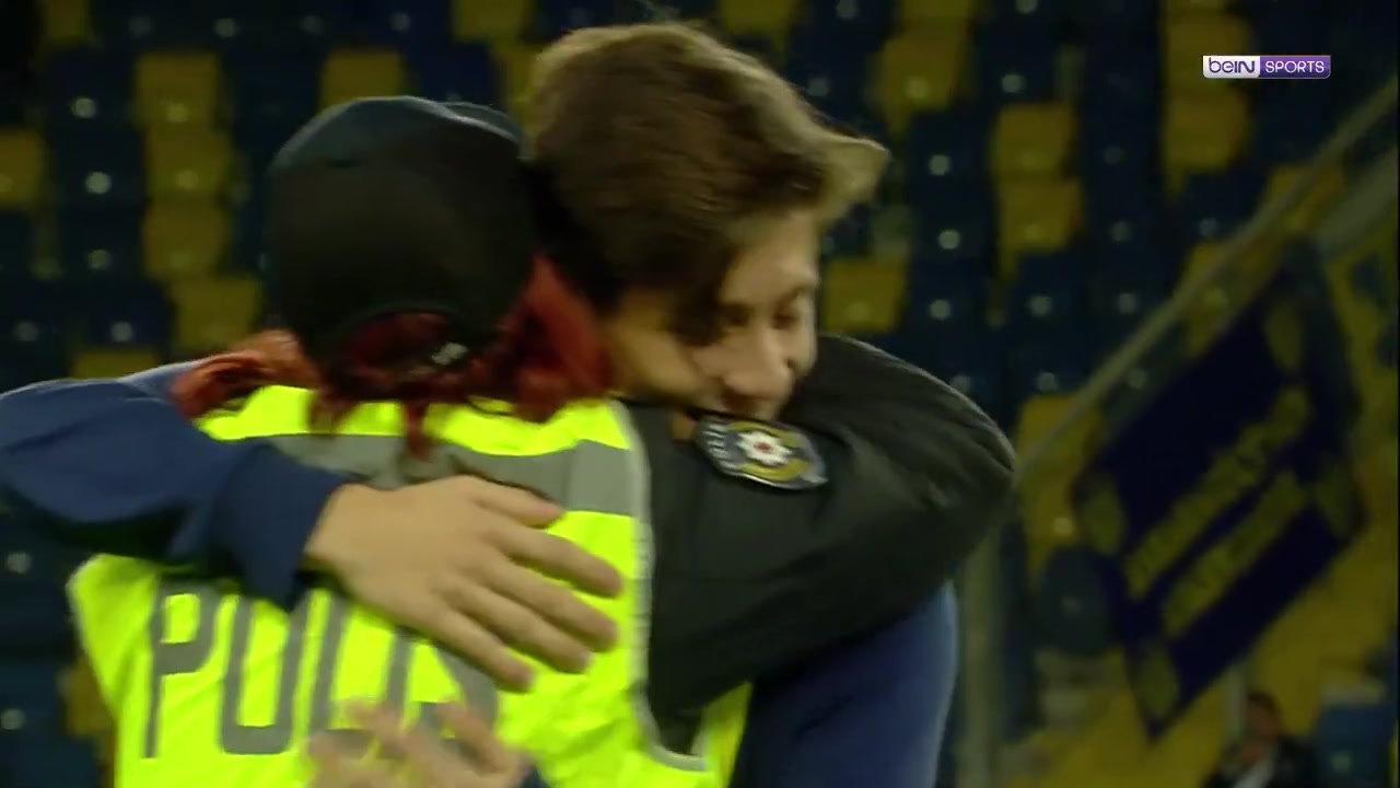 賽前居萊爾和當(dāng)警察的姑姑親切擁抱