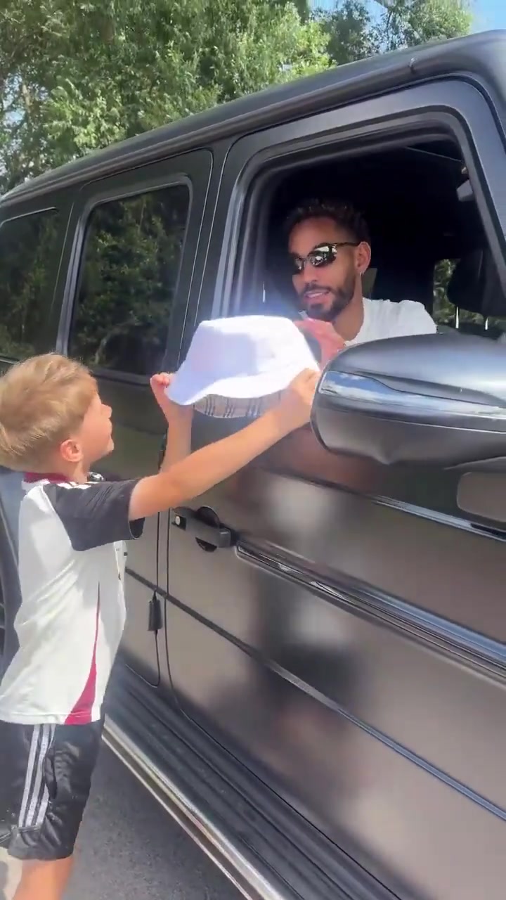 小球迷經(jīng)常去卡靈頓門口這回遇到了庫尼亞還送給后者一頂帽子