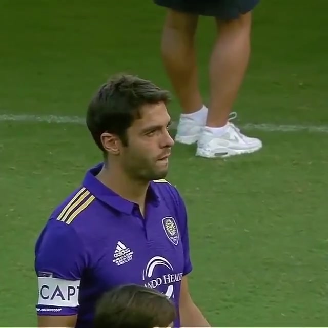 那一天卡卡結(jié)束了自己 16 年的傳奇生涯依依不舍地告別了足球