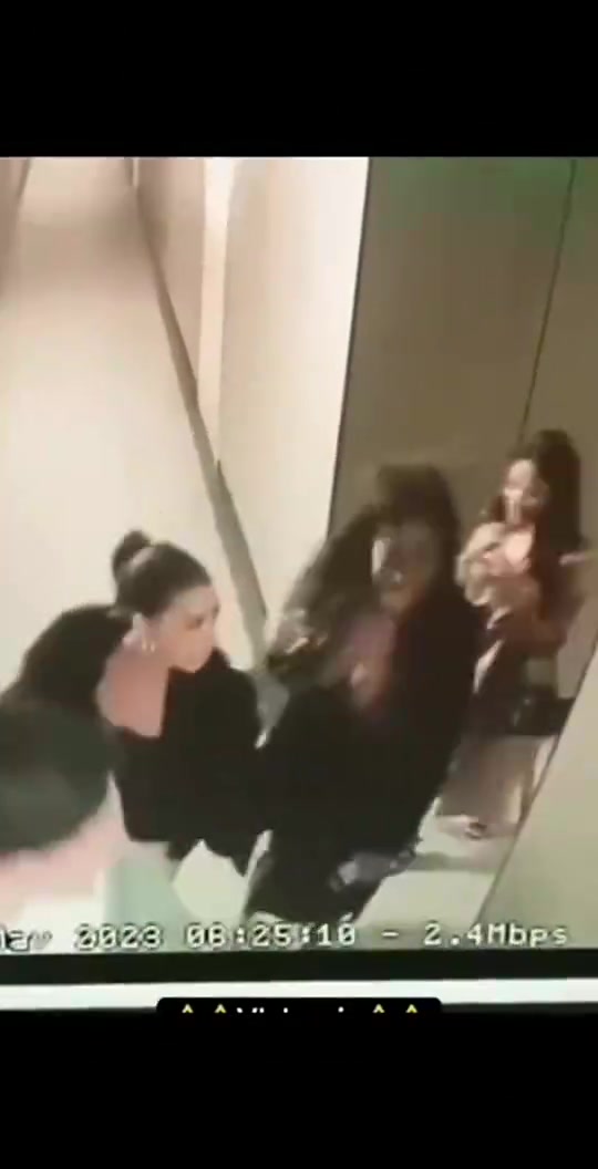 弗拉霍維奇此前帶三個(gè)女生一起玩姿色各不同真是迷人眼