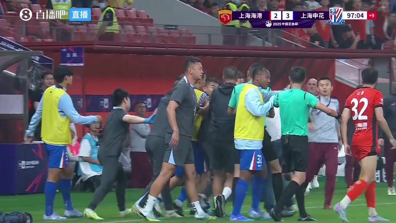 于漢超暴怒上海德比場(chǎng)邊替補(bǔ)席爆發(fā)沖突