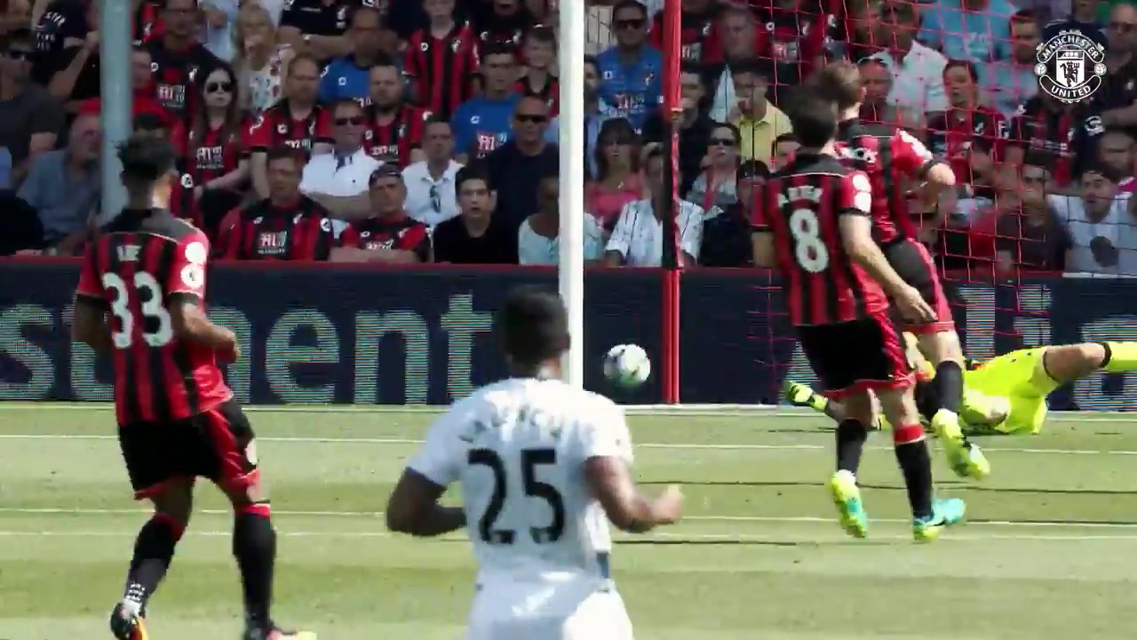 伊布在曼聯(lián)效力的唯一一個(gè)完整賽季攻入28球并贏得三座獎(jiǎng)杯