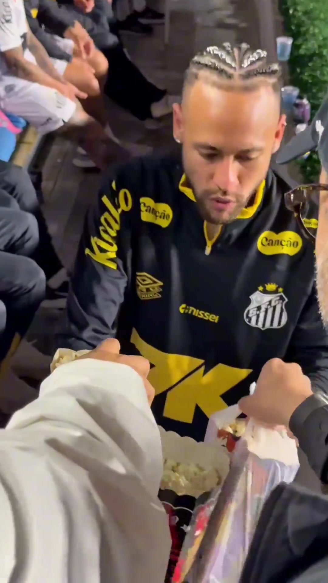 內(nèi)馬爾傳射建功被換下后在替補(bǔ)席吃爆米花