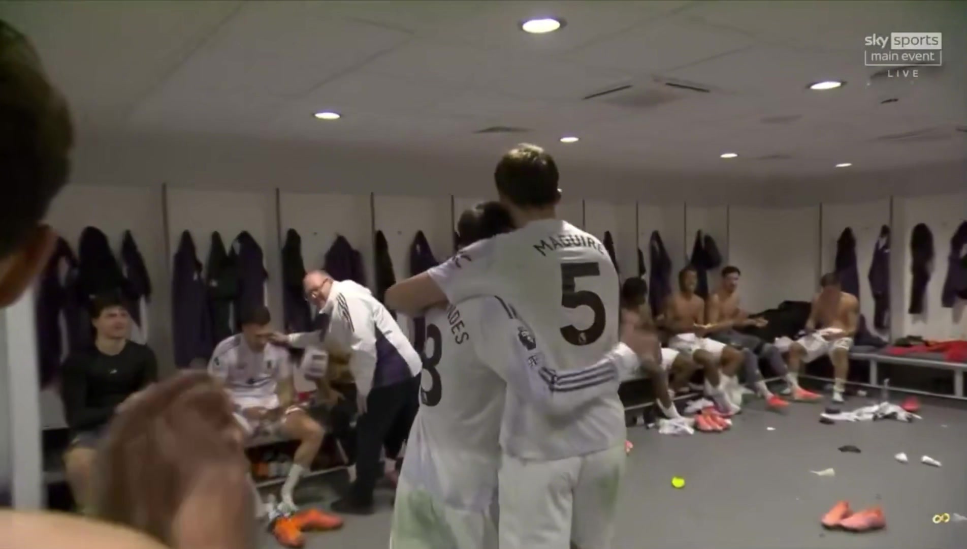 取勝功臣馬奎爾接受采訪后回到更衣室隊友拍頭鼓掌歡迎