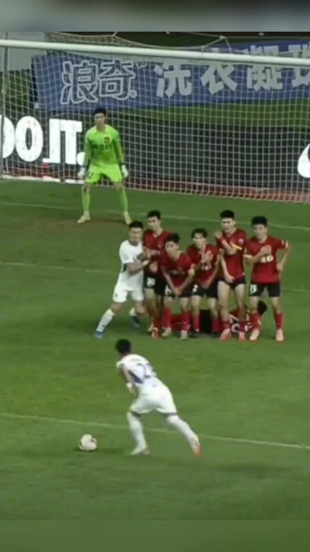 活久見中國足球名場面中甲驚現(xiàn)一推五人墻戰(zhàn)術