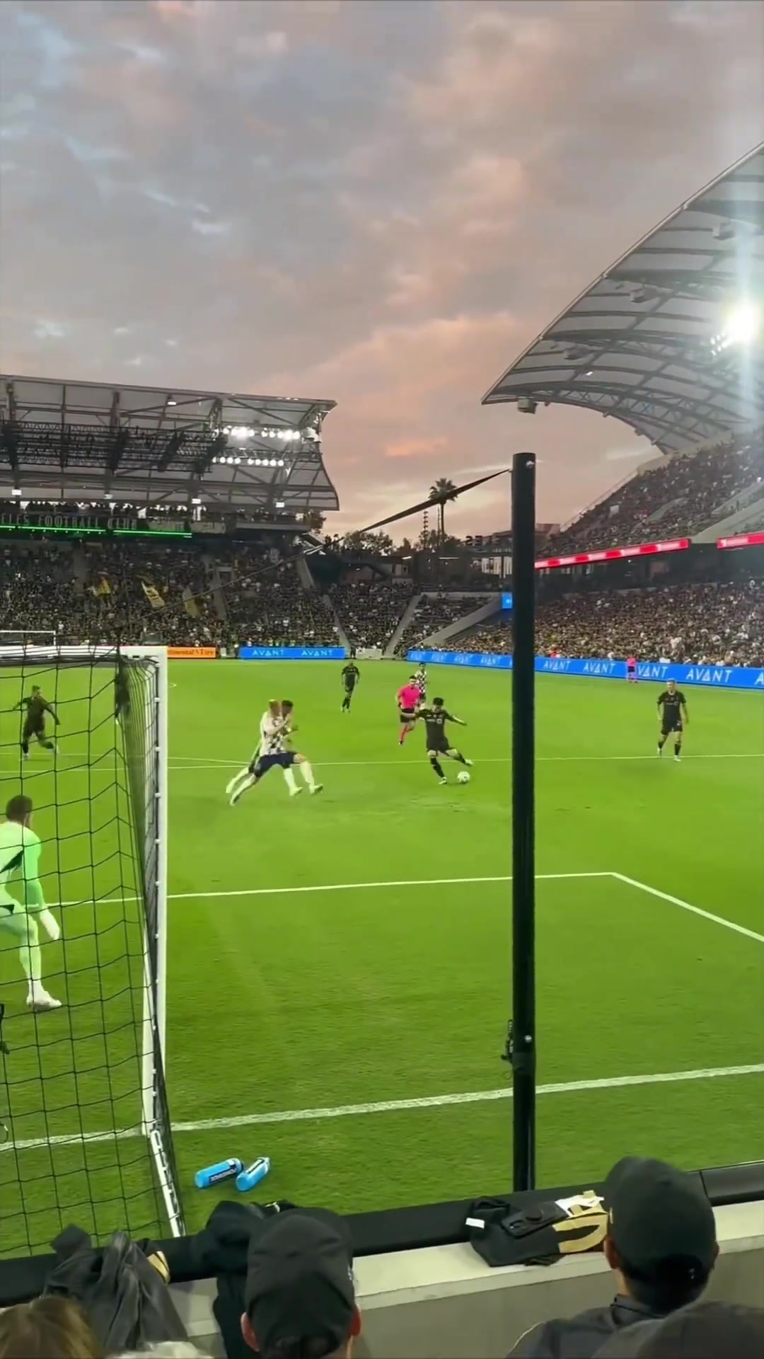 球門近距離視角感受孫興慜射門的力量和技術(shù)