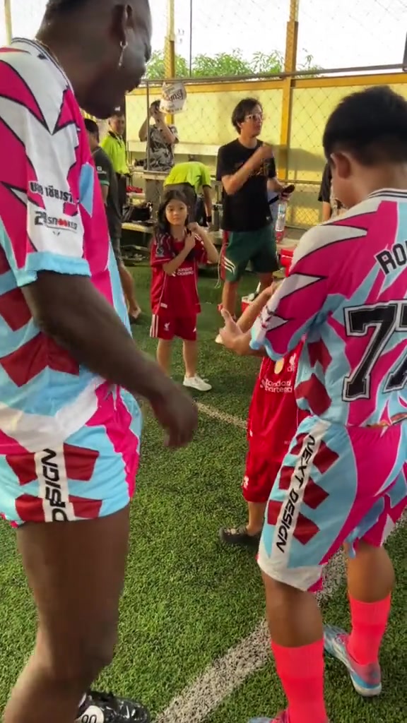 巴洛特利被泰國小孩一記低掃遠(yuǎn)看我以為是博格巴呢