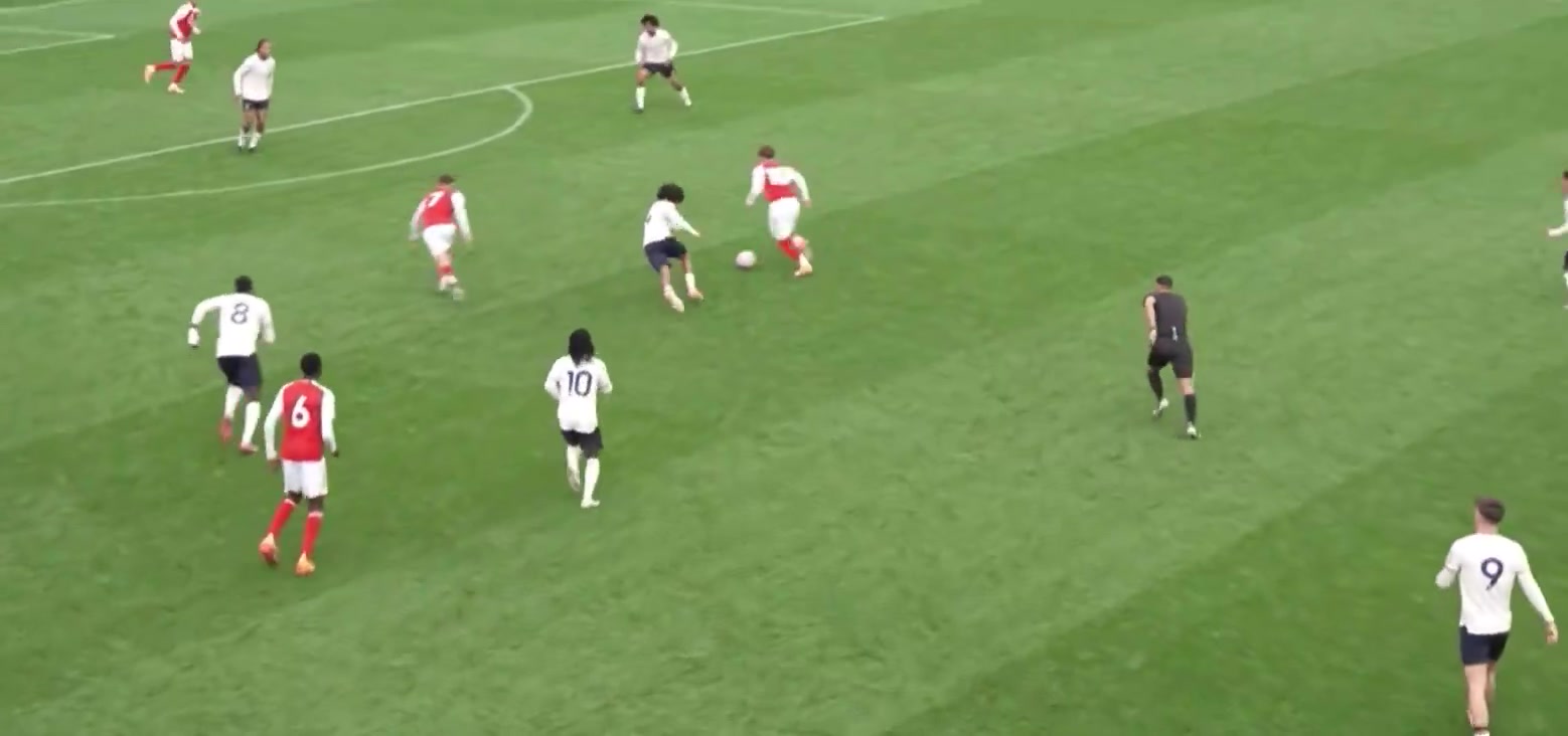 沒閑著道曼在U21英超對(duì)陣西漢姆聯(lián)U21逆足遠(yuǎn)射破門