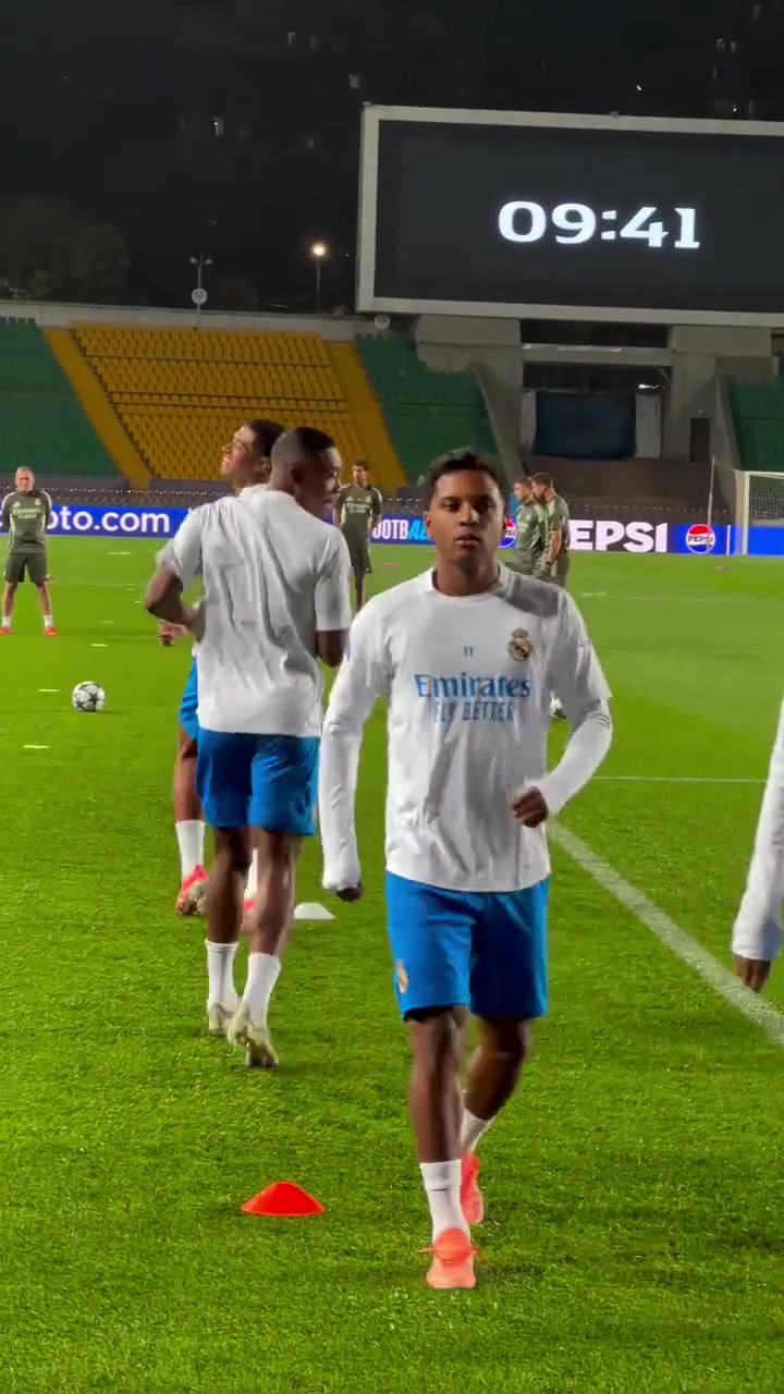 有去現(xiàn)場的嗎皇馬在阿拉木圖體育場的踩場訓(xùn)練