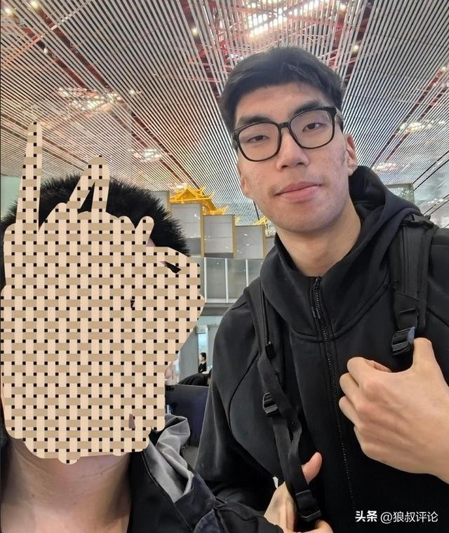 明天全運會首戰(zhàn)！球迷偶遇男籃球員餘嘉豪抵達北京國際機場