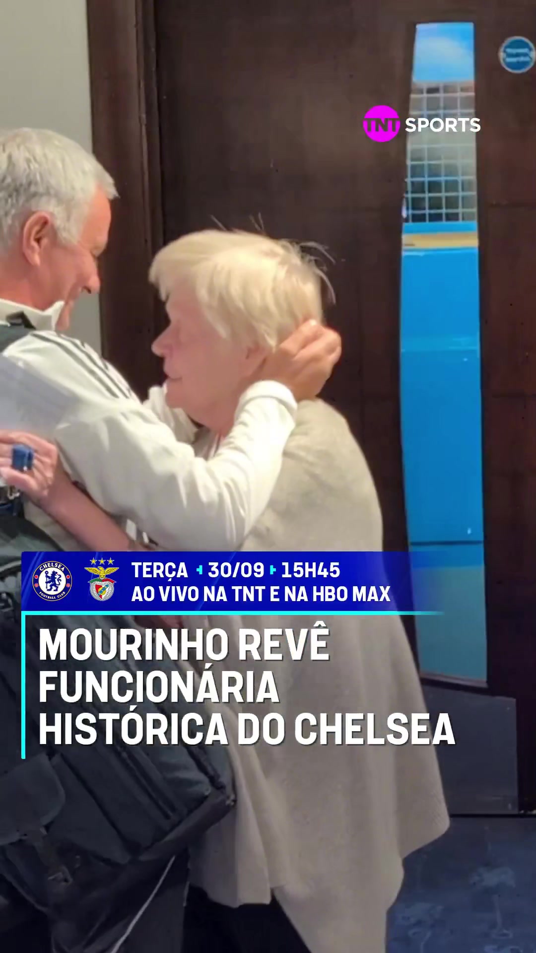 穆帥重返斯坦福橋與一位在切爾西工作了48年的員工擁抱致意