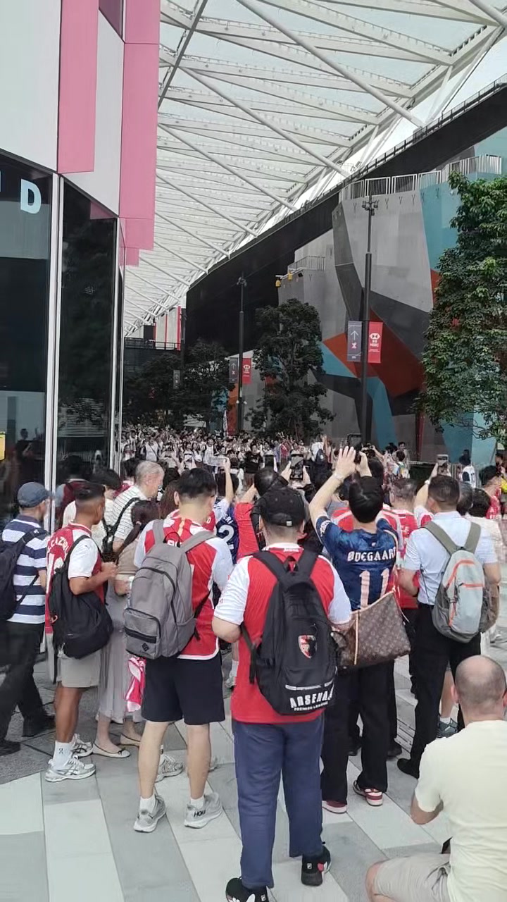 大軍壓境中國(guó)香港場(chǎng)外熱刺球迷組團(tuán)進(jìn)入球場(chǎng)槍迷送上噓聲