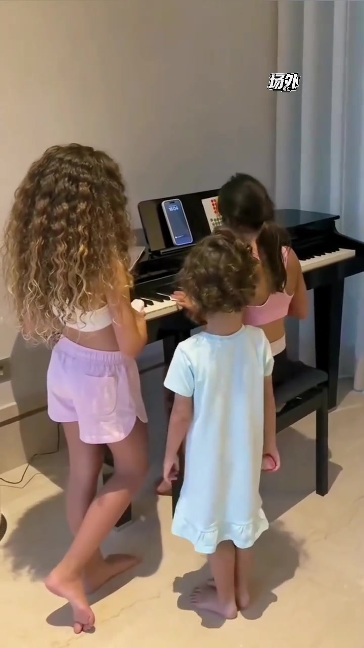 C羅女兒們竟然有點音樂天賦以后不會要一門出三音樂天驕吧