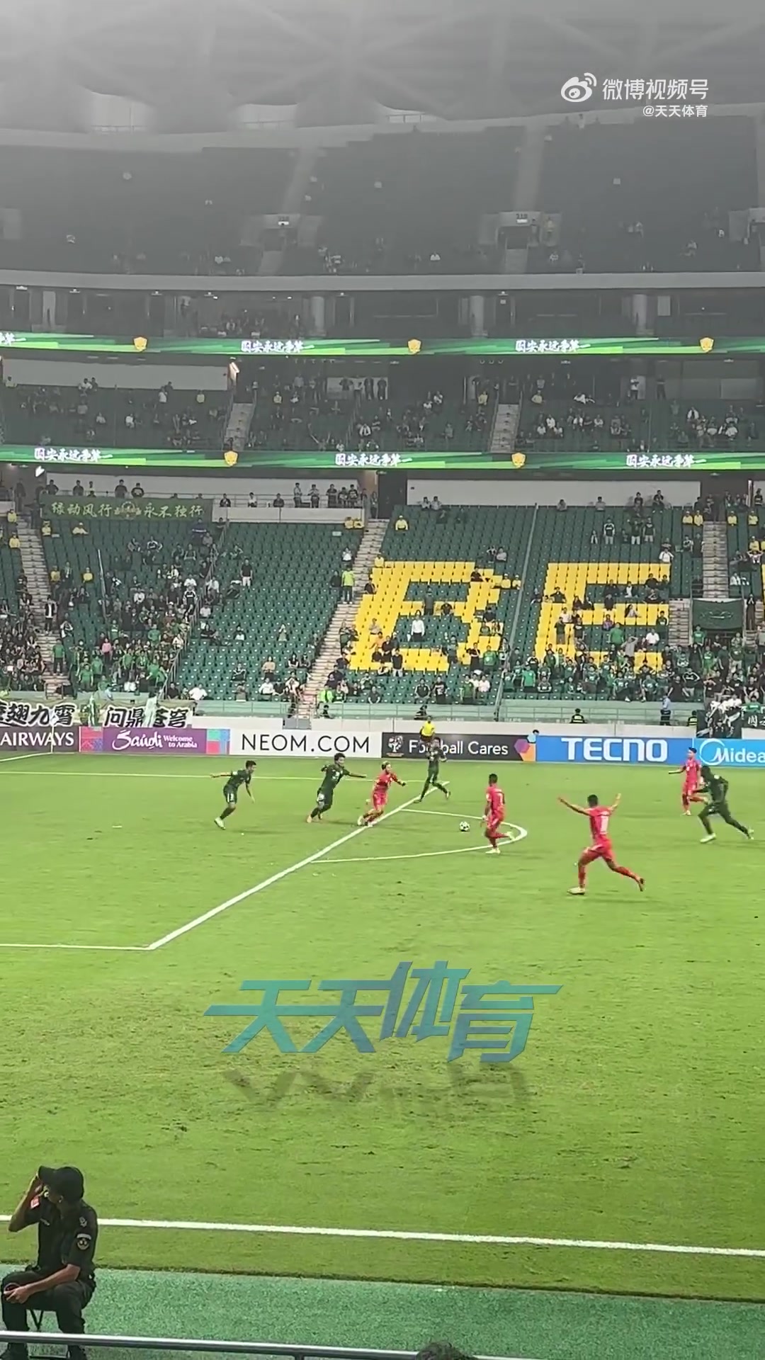 恩加德烏出現(xiàn)低級失誤隨后球迷表達(dá)了強(qiáng)烈的不滿