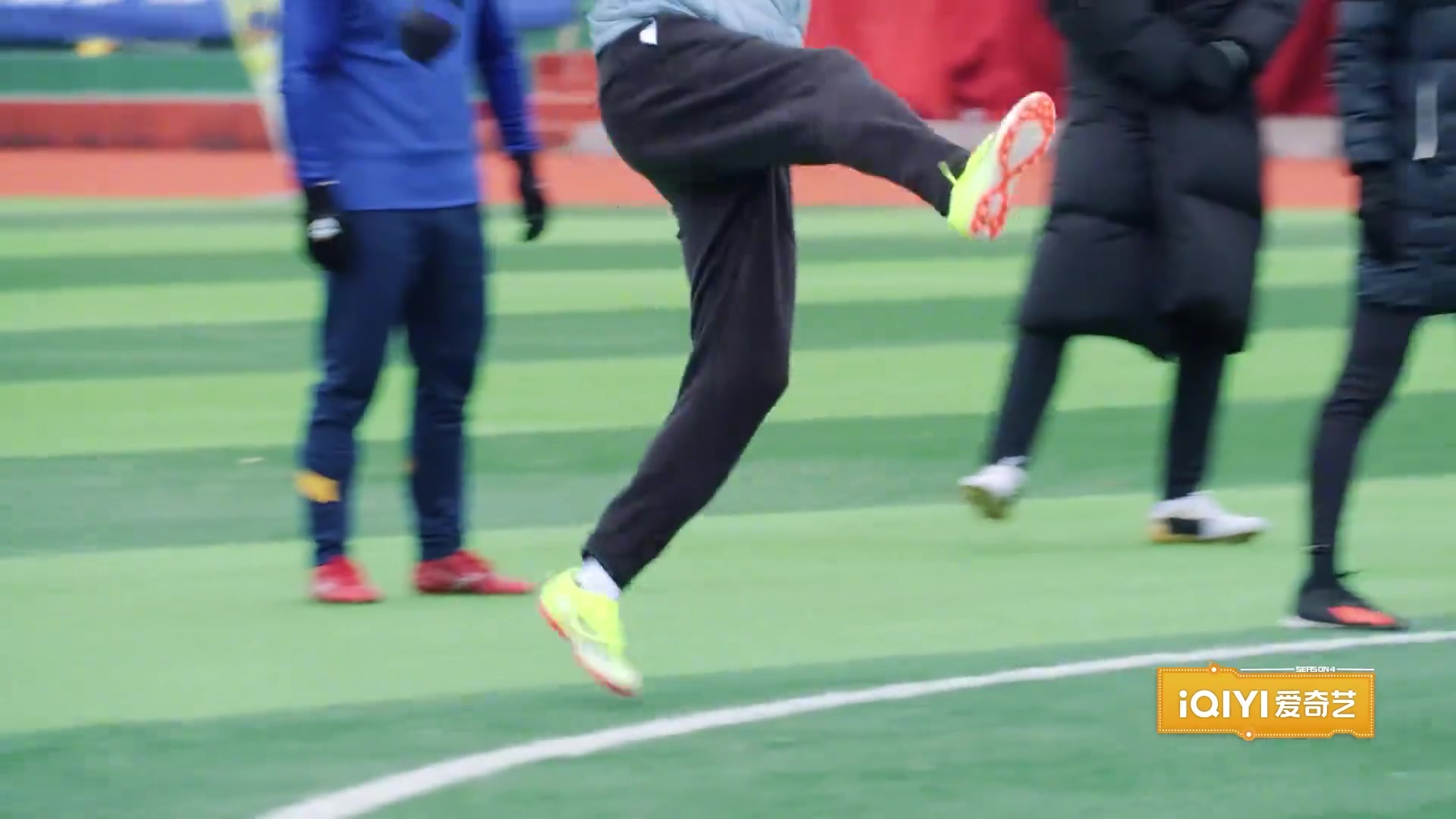 范志毅絕對(duì)放水了看看比賽就知道典型的重炮手后衛(wèi)拿甲A金靴