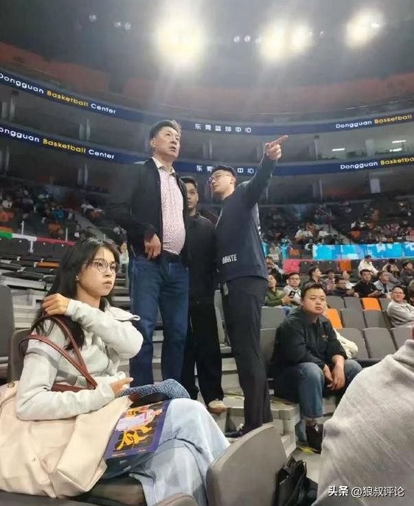 距離解禁還有3年！廣東傳奇教頭李春江現(xiàn)身東莞籃球中心現(xiàn)場觀賽