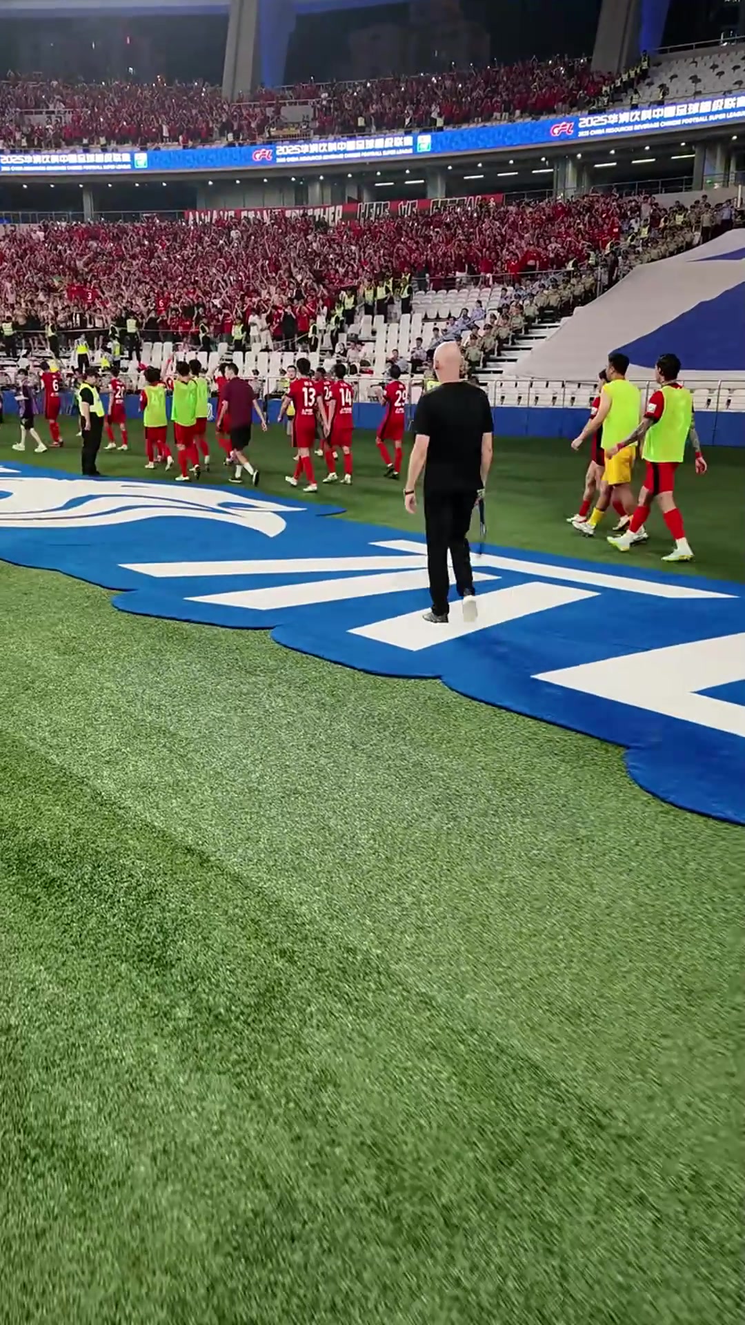 博主戰(zhàn)勝申花后海港主帥不顧他人攔阻從申花橫幅上走過(guò)