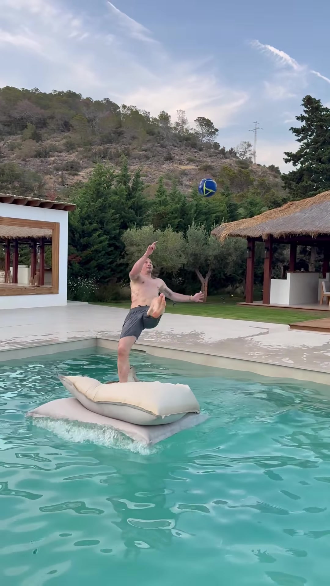 B王又來裝B了伊布在泳池上嘗試倒鉤是真不怕摔倒磕腦袋