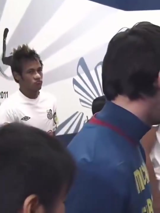 眼神不斷偷瞄還記得當年內(nèi)馬爾第一次見到梅西時的情景嗎