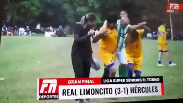 離譜玻利維亞聯(lián)賽上兩名球員扛起老頭直接扔出場外了