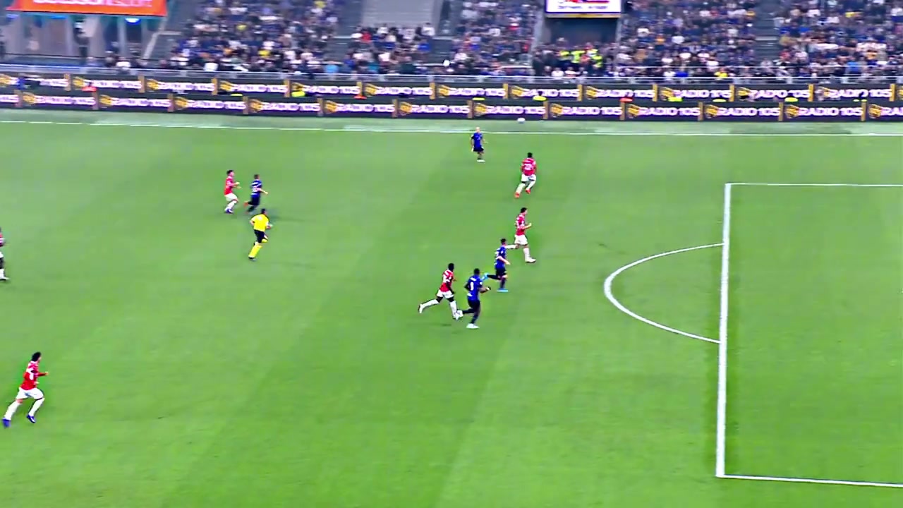 極限1v3送出致命助攻勞塔羅這球將個人能力完美展現(xiàn)