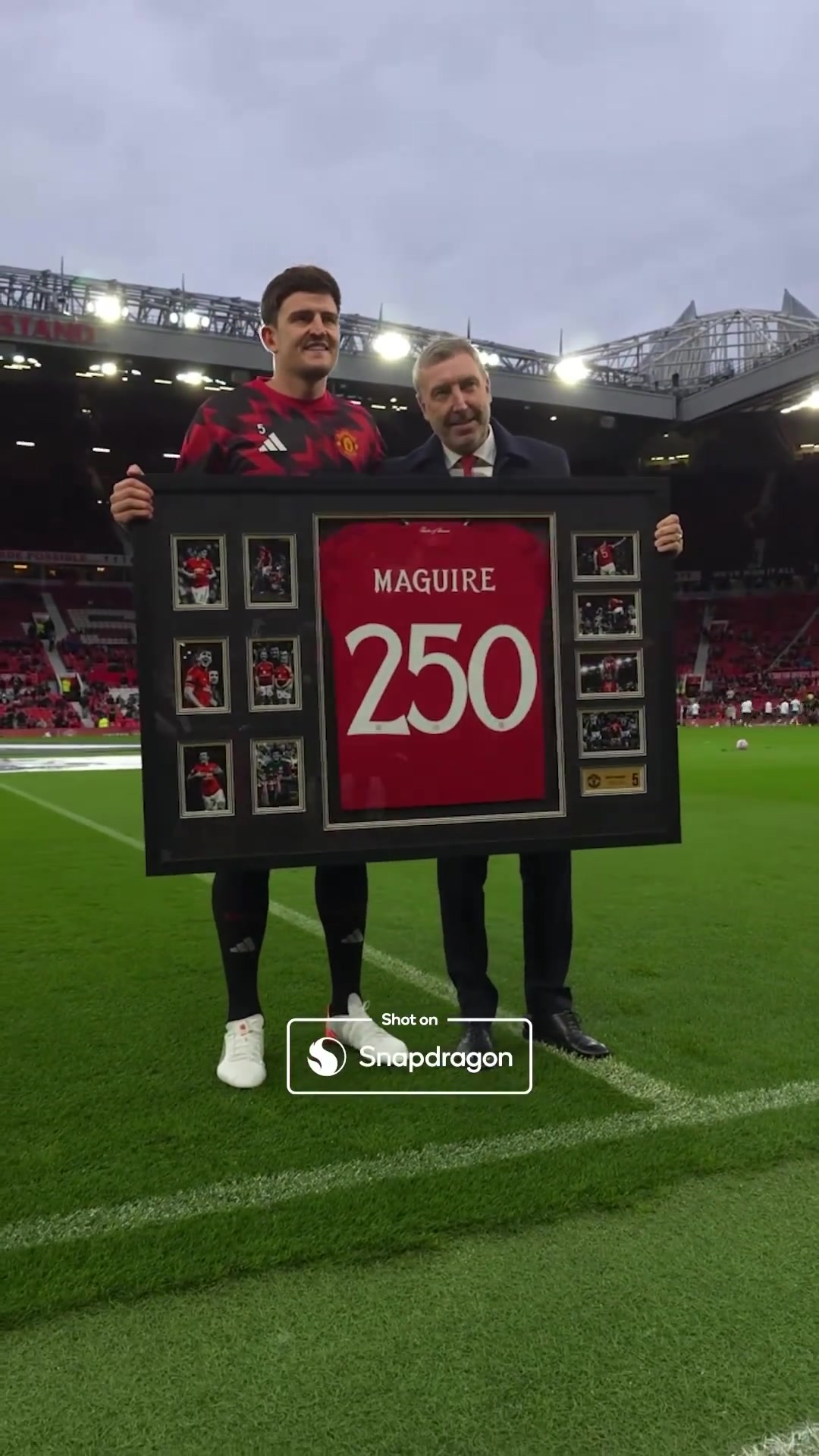 對(duì)陣切爾西賽前馬奎爾獲贈(zèng)紅魔生涯250場(chǎng)比賽里程碑球衣