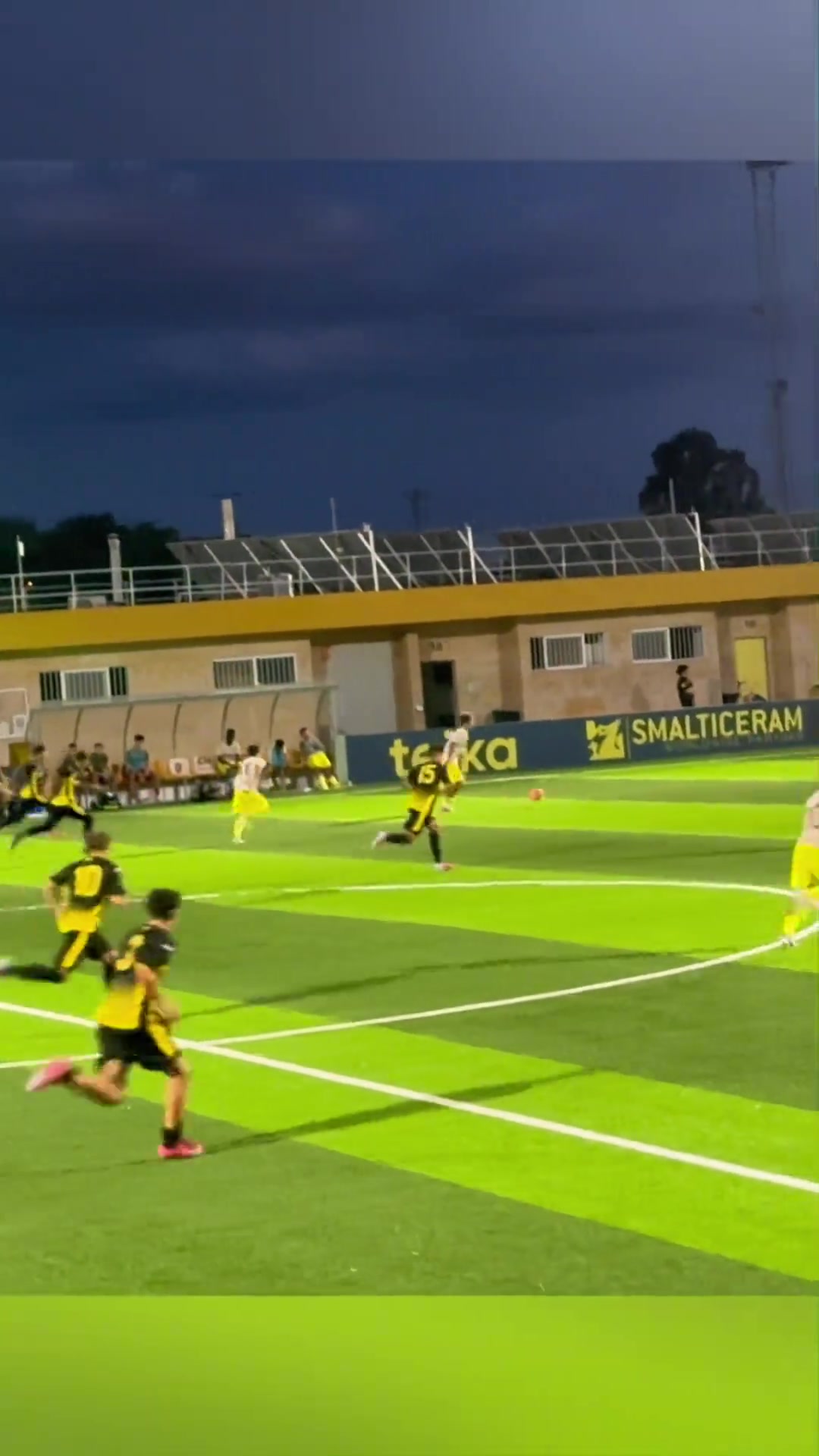 劉凱源這左右轉(zhuǎn)移真絲滑全場盯他的是對手隊長2號