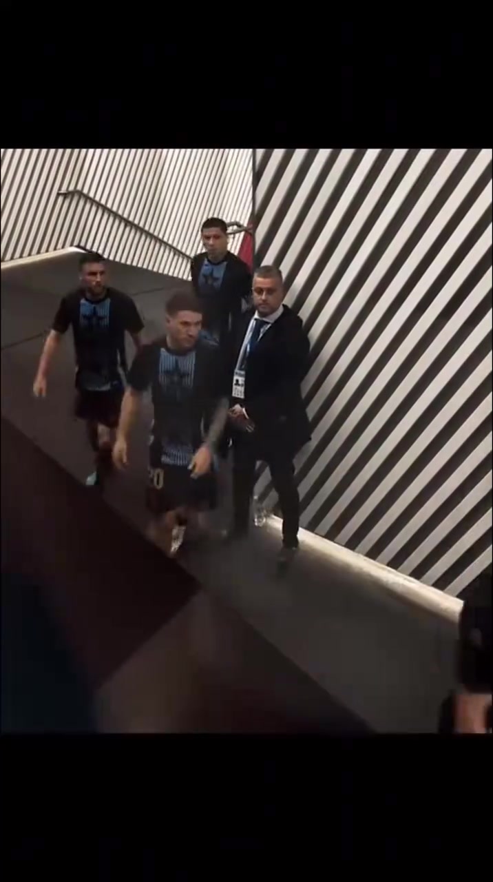 看幾次都覺(jué)得震撼阿根廷眾多青年才俊列隊(duì)等待梅西出場(chǎng)