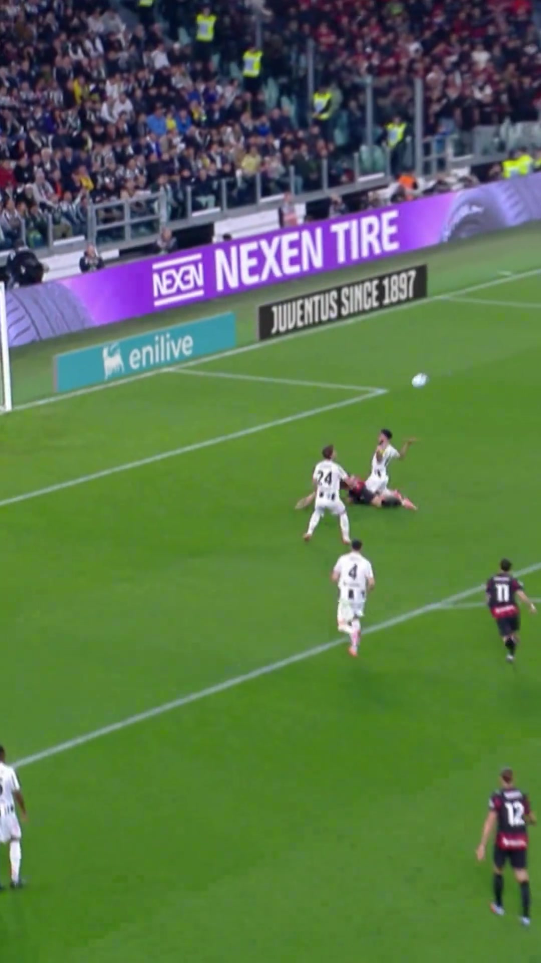 連摔倒都猜到了米蘭起初人們以為這只是一腳普普通通的傳球