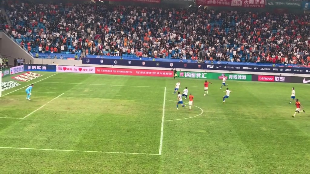 現(xiàn)場實拍泰山隊被絕平王大雷無奈舉手不滿防守