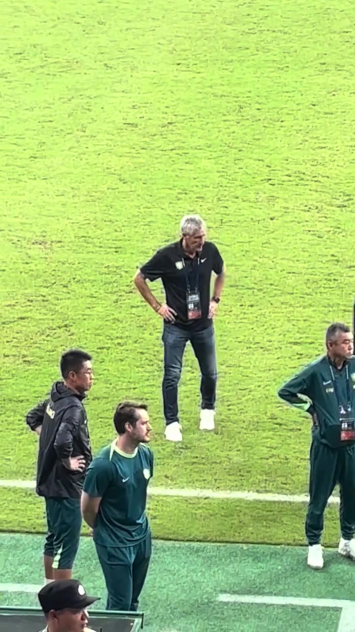 昔日巴薩主帥的無(wú)奈實(shí)拍賽后塞蒂恩在工體獨(dú)自矗立許久