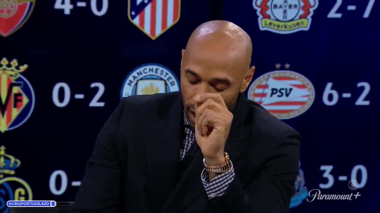 約克雷斯對(duì)著亨利說14號(hào)球衣這件球衣為我們帶來了很多進(jìn)球