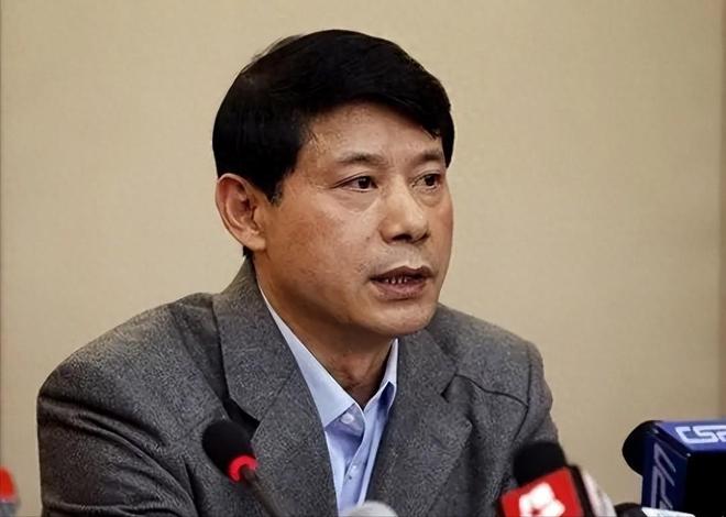 毀瞭王治郅，逼姚明退役，他憑一己之力讓中國籃球倒退瞭二十年！