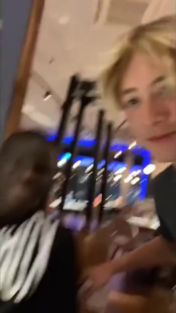 人格魅力滿分名場(chǎng)面坎特與服務(wù)員合影并為他簽名