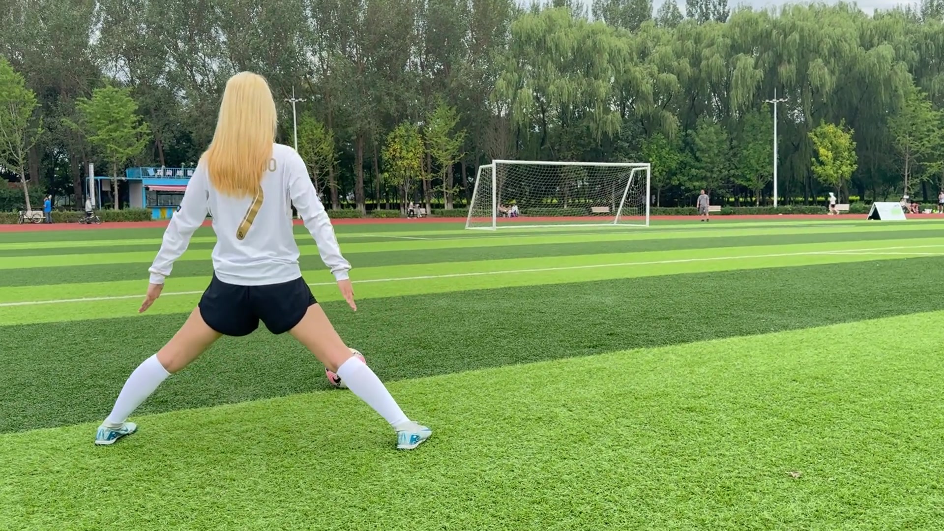 人靚腳法贊?小姐姐模仿C羅標(biāo)志性SIU和站姿