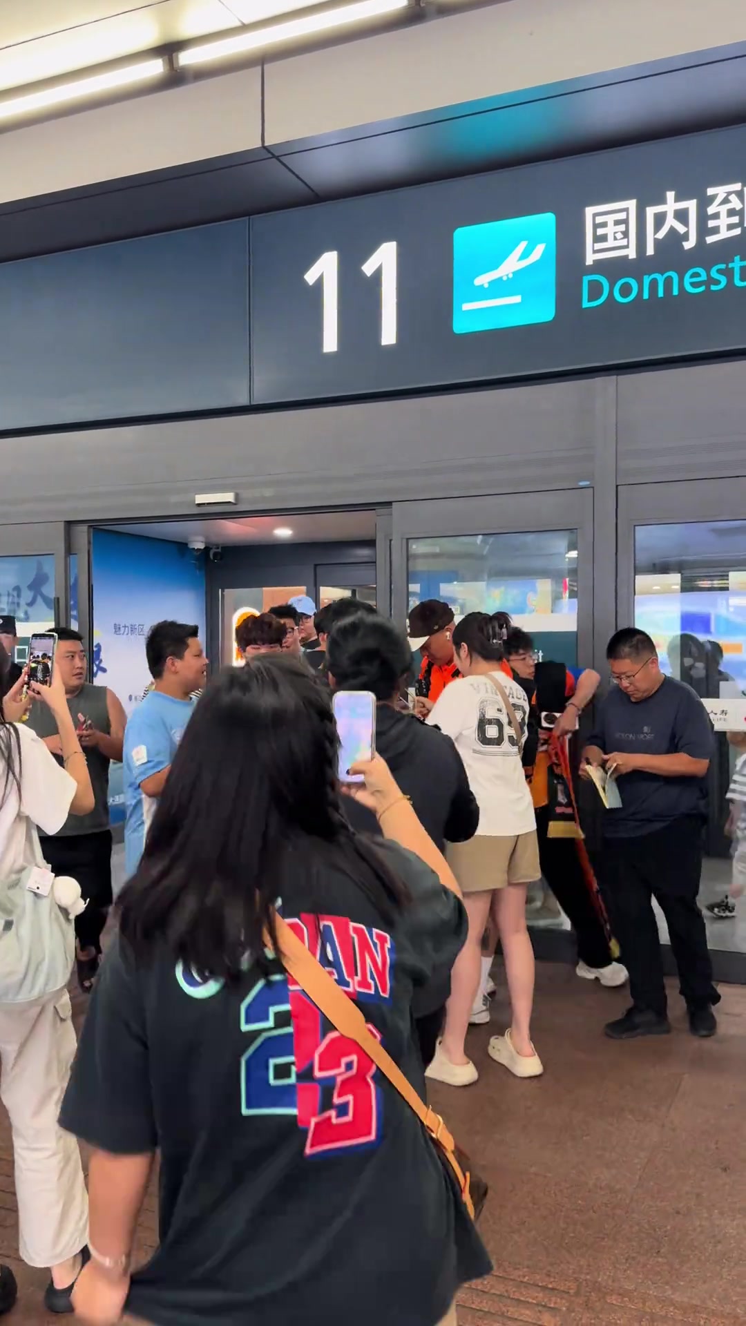 別擠別擠王大雷回到家鄉(xiāng)大連了被球迷團(tuán)團(tuán)圍住要求簽名