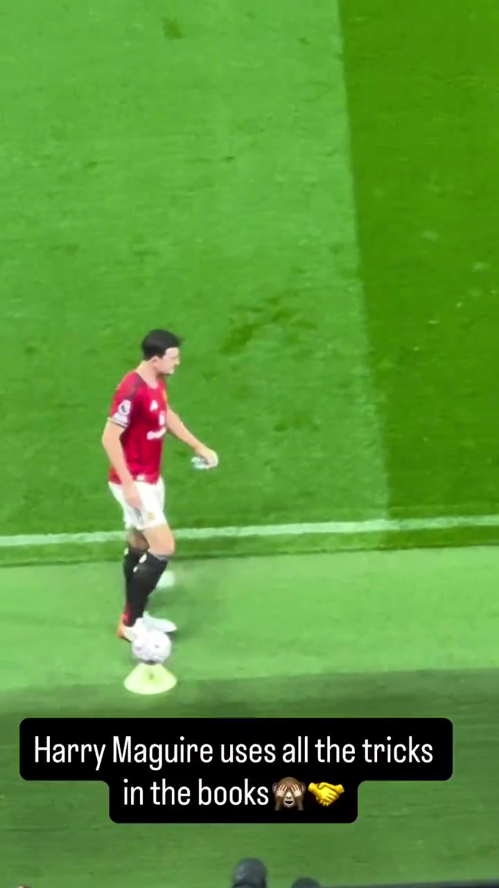 被換下場(chǎng)的馬奎爾偷偷踢走比賽備用球幫助球隊(duì)拖延時(shí)間