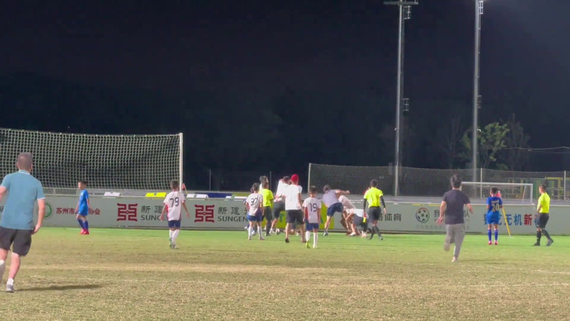 這就是中國青訓(xùn)現(xiàn)狀嘛怎么家長還帶頭進(jìn)場和別人打架