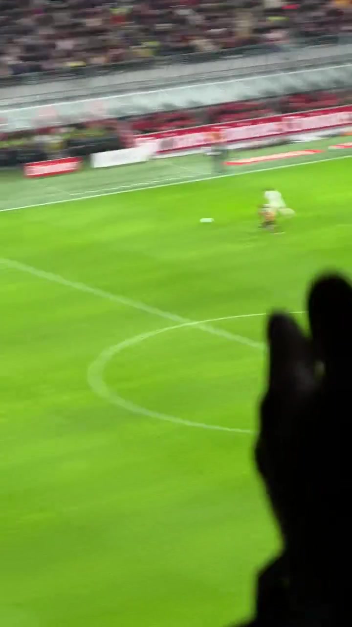 老當益壯球迷現(xiàn)場實拍莫德里奇回追防守卡位