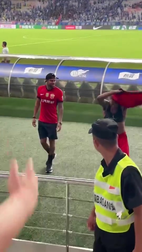 球迷向海港球員要球衣被申花球迷暴力推搡海港球員一旁趕忙勸阻