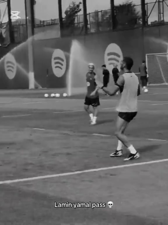 滿滿的靈性亞馬爾訓(xùn)練中展示花式傳球