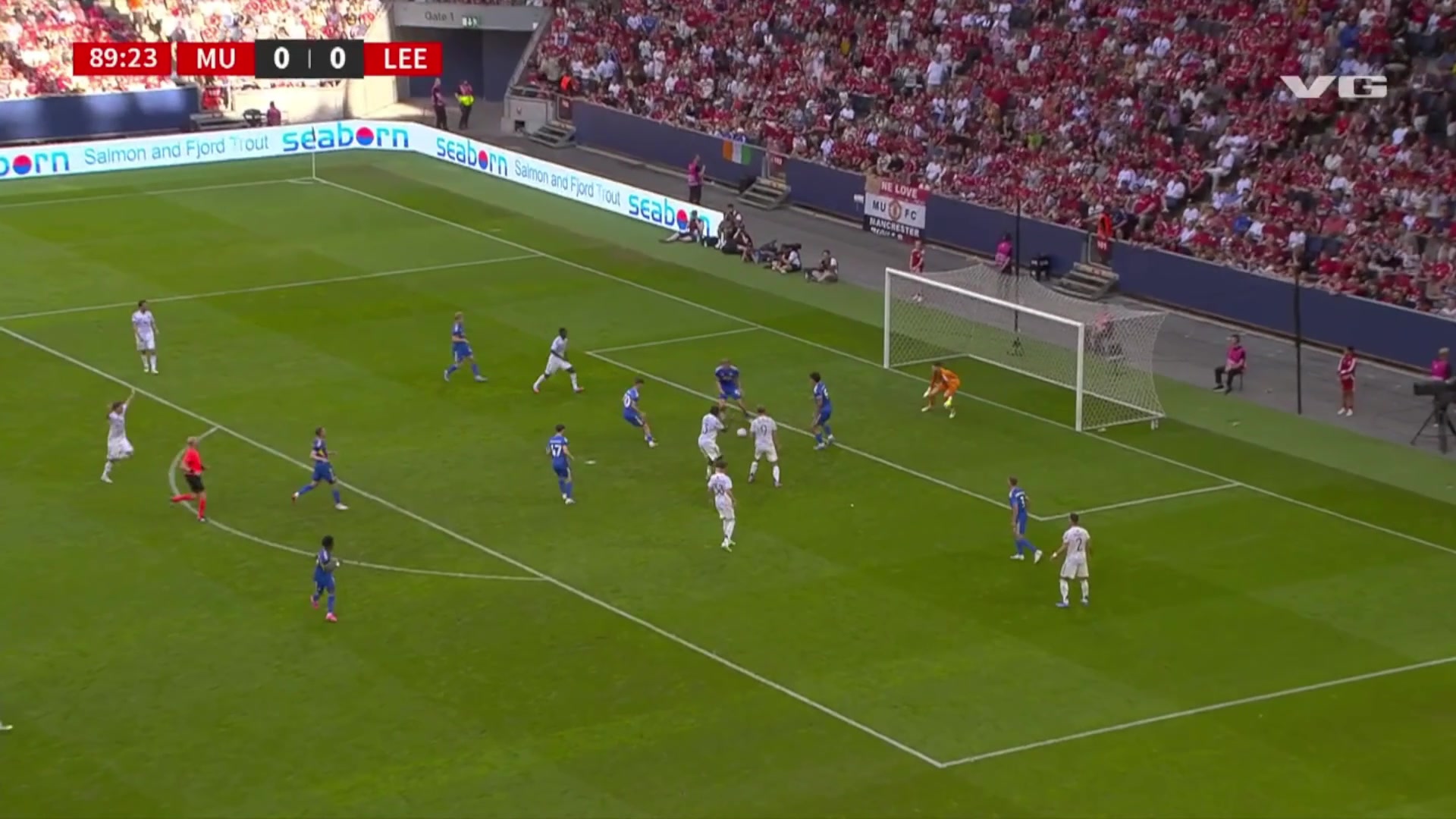 曼聯(lián)球迷兩眼一黑多爾古的射門被霍伊倫的屁股阻擋