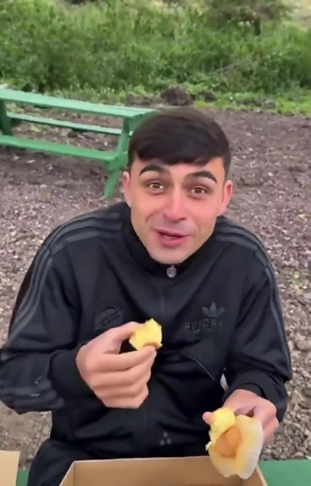 佩德里野炊時(shí)打趣希望不會(huì)有獅子過來吃我剛那邊有只獅子