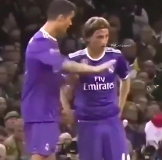 他是真懂球歐冠決賽C羅指導(dǎo)魔笛如何配合和傳球后馬上見(jiàn)效