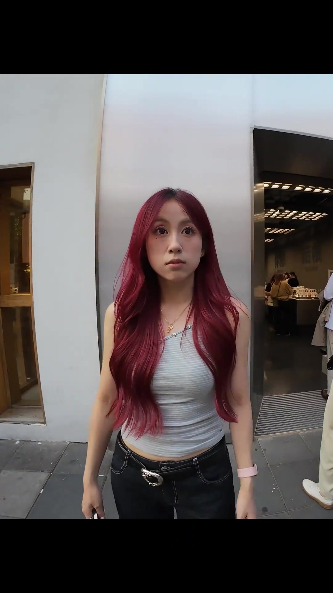 韋世豪老婆此前在上海街拍相機(jī)直拍下底子真的有點美