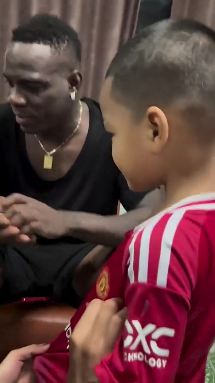 不敢不簽泰拳冠軍羅唐的侄女穿曼聯(lián)球衣讓巴神簽名