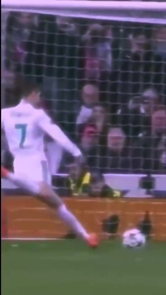 震驚所有人C羅當(dāng)年這記點球主罰時竟讓球漂浮起來